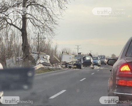 Тежка катастрофа на пътя Пловдив – Карлово, образува се голямо задръстване