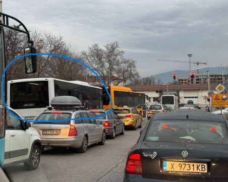 В час пик! Автобус изпреварва в насрещното, минава на червено на пловдивско кръстовище