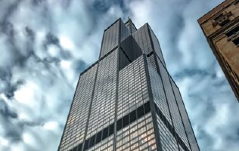 Бяло, зелено и червено ще осветят най-високата сграда в Чикаго