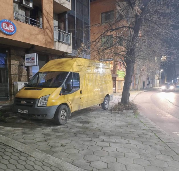 Шофьор заряза буса си на тротоар в Центъра на Пловдив,