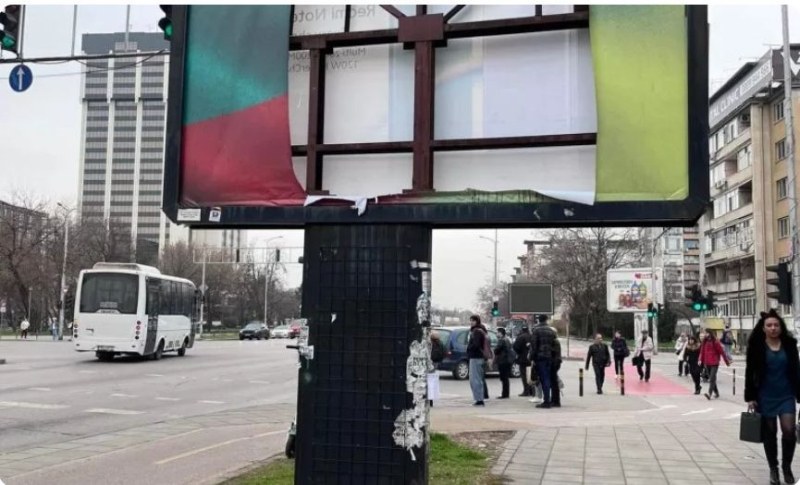 Прокуратурата се самосезира за разкъсания билборд, посветен на годишнината от войната в Украйна