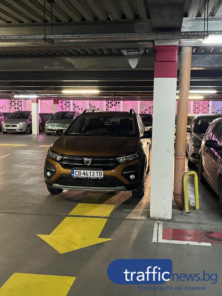 Шофьорка заряза автомобила си на пътна лента в паркинга на пловдивски мол
