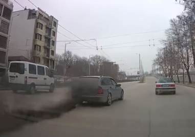 Кола в Пловдив изуми шофьори Дизеловото возило бълва гъст черен