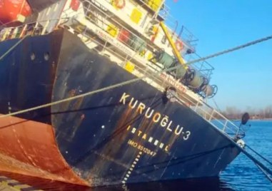 Товарен кораб плаващ под турски флаг и закотвен на украинското