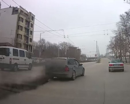 Лек автомобил остави димна завеса на пловдивска улица