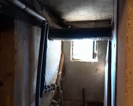 Пълен абсурд: Мъж си направи самоделен котел за парно, обгазява жилищен блок