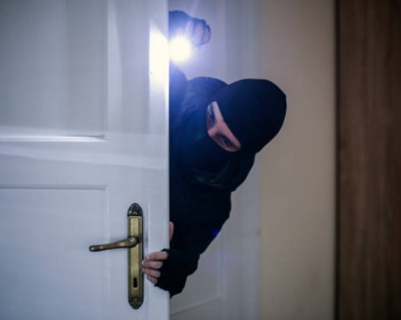 Само за ден: Крадец разби четири апартамента в една и съща сграда в София