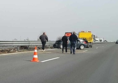 Катастрофа стана на автомагистрала Тракия Лек автомобил се е врязал