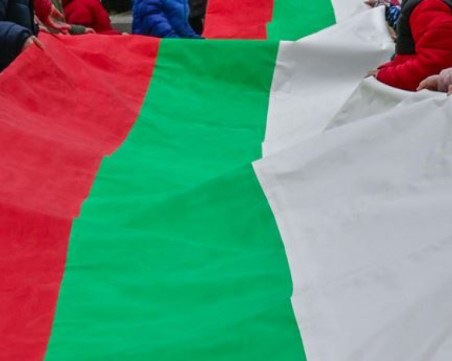 Деца създадоха и издигнаха 30-метрово знаме за Трети март