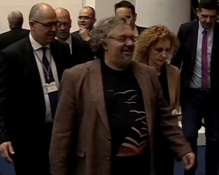 Изведоха от пленарната зала депутата Манол Пейков! Костадинов го обвини, че е пиян