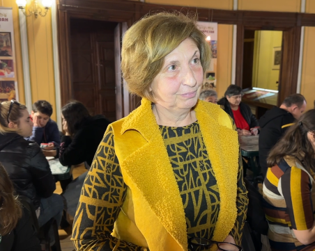 Майстор на везбата показа как се бродират мартеници в Пловдив