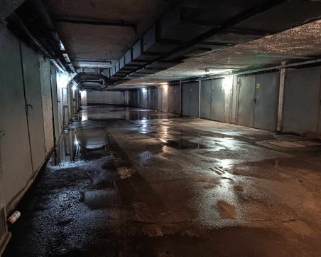 Огромен подземен гараж в центъра на Пловдив тъне във фекални води