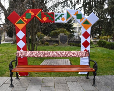 Учениците от Сценични кадри направиха арка за снимки пред община Пловдив