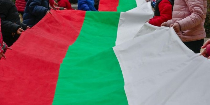 Деца създадоха и издигнаха 30-метрово знаме за Трети март