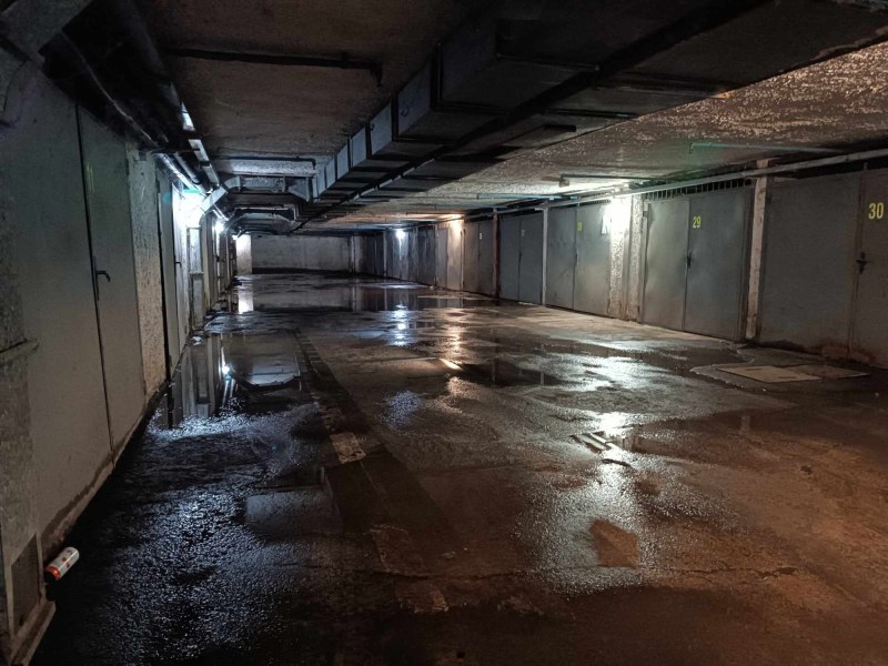 Огромен подземен гараж в центъра на Пловдив тъне във фекални води