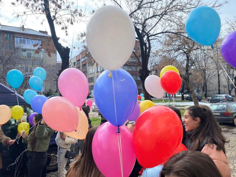 Стотици балони политат днес над центъра на Пловдив в подкрепа на хората с редки болести
