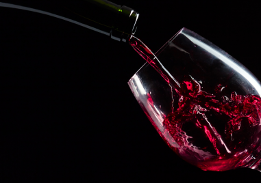 Червеното вино е любима алкохолна напитка на милиони хора по