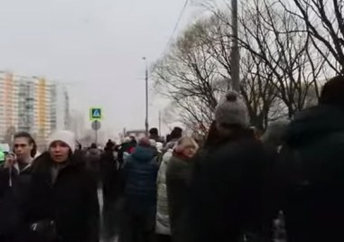Стотици се стекаха на погребението на Алексей Навални водещият критик и
