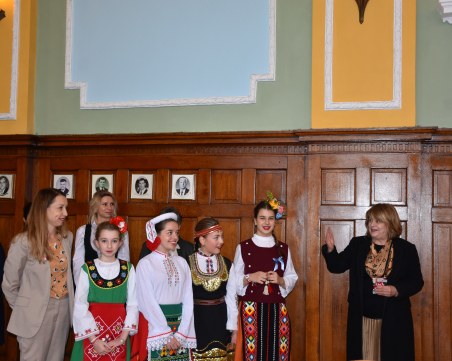 Деца закичиха с мартеници служителите на Община Пловдив