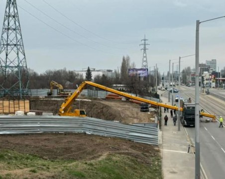 Огромен кран падна върху строежа на метрото в София