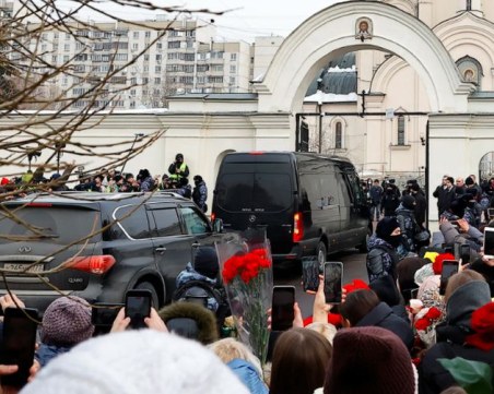 Опелото на Навални започна с аплодисменти, стотици рискуват арест