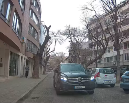 Шофьор на джип шпори в насрещното на еднопосочна улица в Пловдив