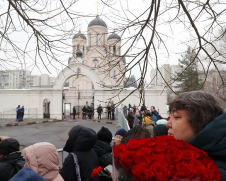 Стотици се стекоха на поклонението на Навални, близките му все още не са получили тялото му