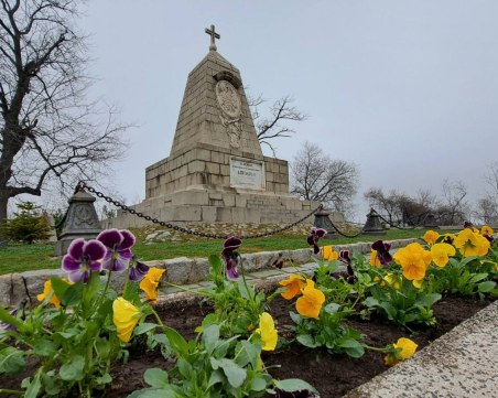 Засадиха стотици пролетни цветя на Бунарджика