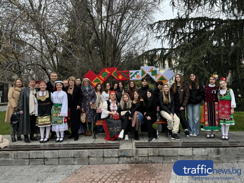 Деца от читалищата в града и самата Баба Марта закичват