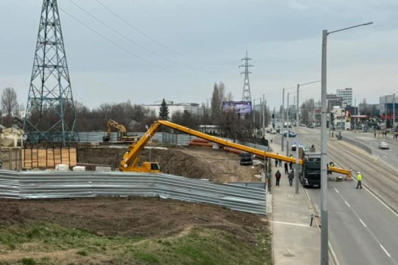 Огромен кран падна върху строежа на метрото в София