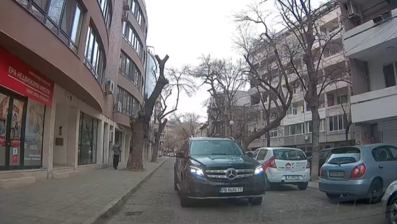 Шофьор на джип шпори в насрещното на еднопосочна улица в Пловдив