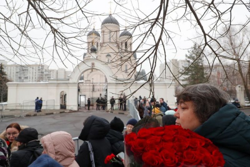 Стотици се стекоха на поклонението на Навални, близките му все още не са получили тялото му