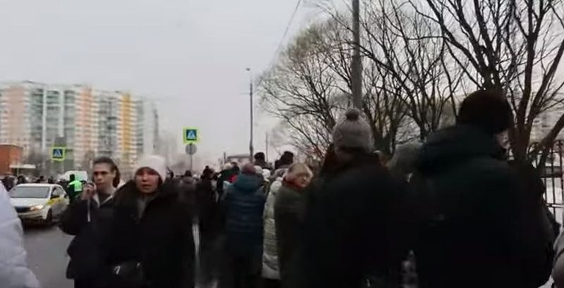 Стотици се стекаха на погребението на Алексей Навални, водещият критик и