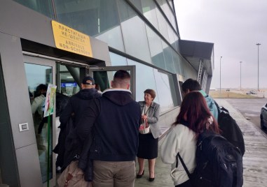1200 пътници получиха мартеници на терминала на Летище Пловдив Това
