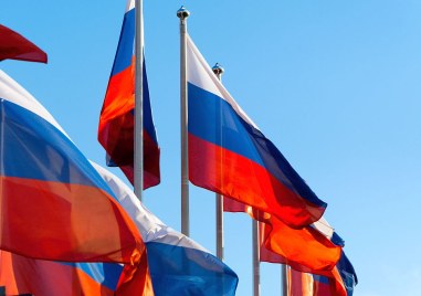 От Столична община премахват поставени руски знамена по стълбове на