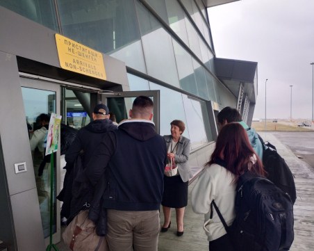 1200 пътници получиха мартеници на Летище Пловдив