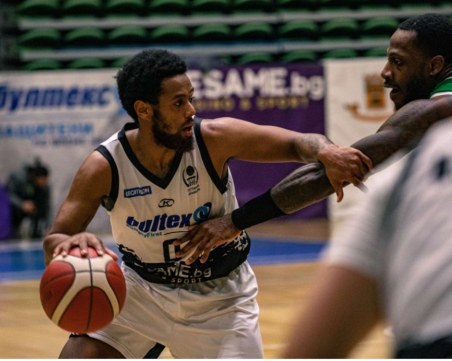 Академик загуби първия мач от Втората шестица