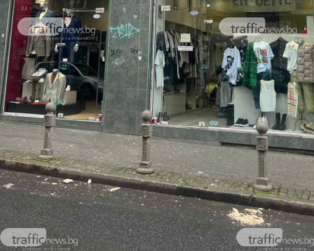 Бъдете внимателни: Мазилка пада от къща на оживена пловдивска улица