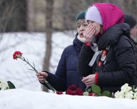 И днес Московчани оставят цветя на гроба на Навални