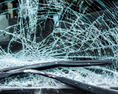 Кола се блъсна челно в автобус на градския транспорт в София