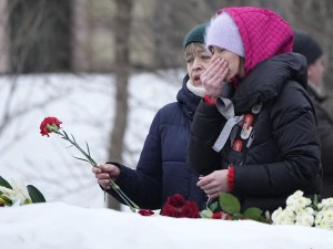 И днес Московчани оставят цветя на гроба на Навални