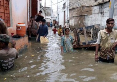 Проливните дъждове които се изсипаха над Пакистан причиниха смъртта на