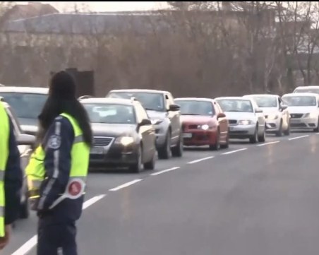 Километрична опашка от автомобили се изви на пътя към Паметника на Свободата