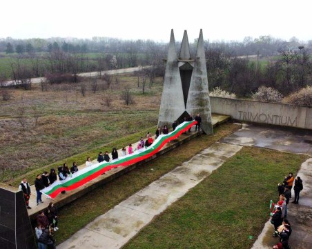 Костиево отбеляза 3 март с паметно шествие и развят 50-метров трибагреник