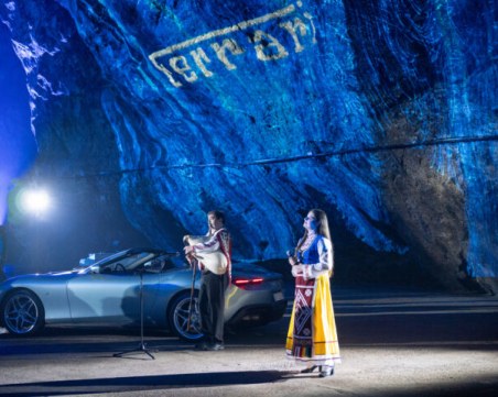 Представиха новото Ferrari Roma Spider в пещерата Магура