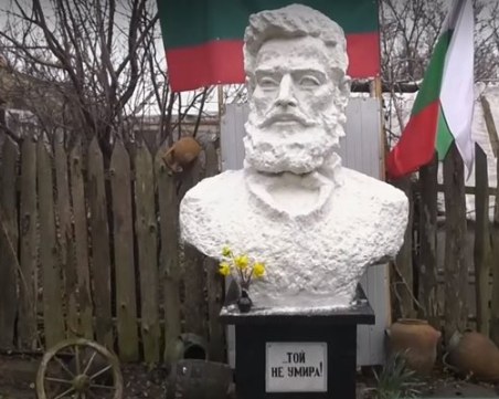 Семейство издигна паметник на Ботев в двора на къщата си