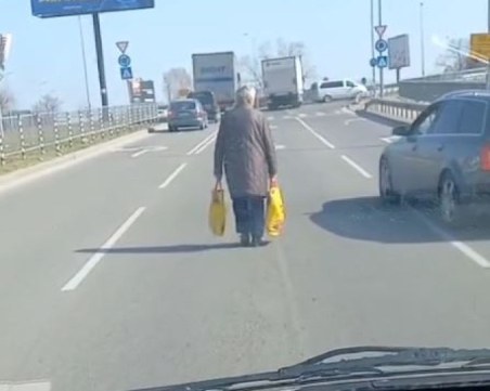 Жена върви в средата на оживен булевард в Пловдив