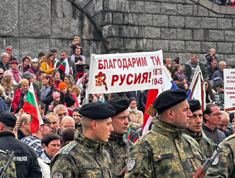 Руски знамена се вееха на Хълма на Освободителите в Пловдив