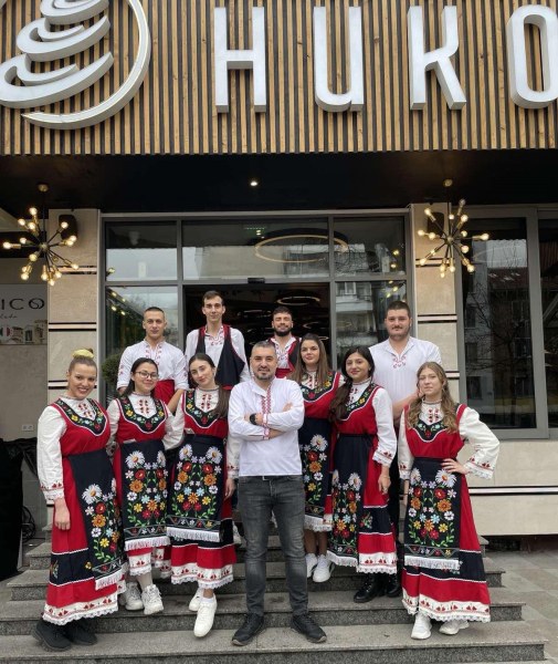 Известна пловдивска сладкарница отбеляза националния празник по нестандартен начин