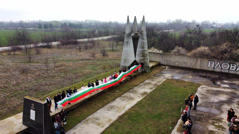 Костиево отбеляза 3 март с паметно шествие и развят 50-метров трибагреник